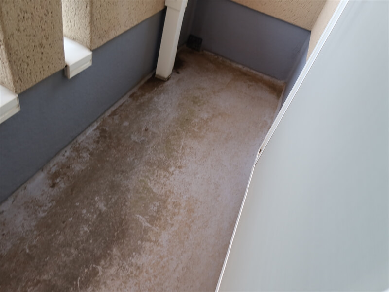 ベランダの床は大きなひび割れや剥がれはありませんが、築年数を考慮して防水用の塗装を行います。