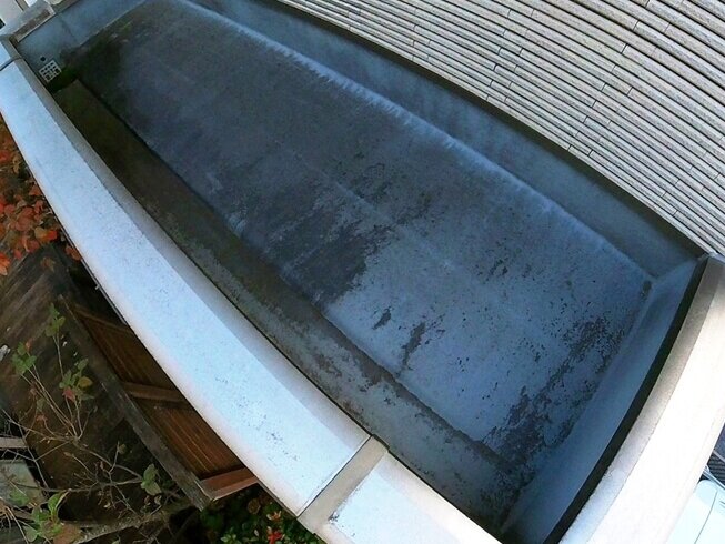 天井部分の上側は汚れているため洗い流してからチェックします。