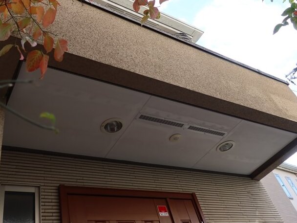 玄関の天井部分に変色が見られます。