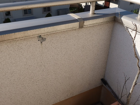 ベランダ内側の外壁のはがれは、模様や厚みは直せないものの、塗装で色が揃うことで多少、目立たなくなります。