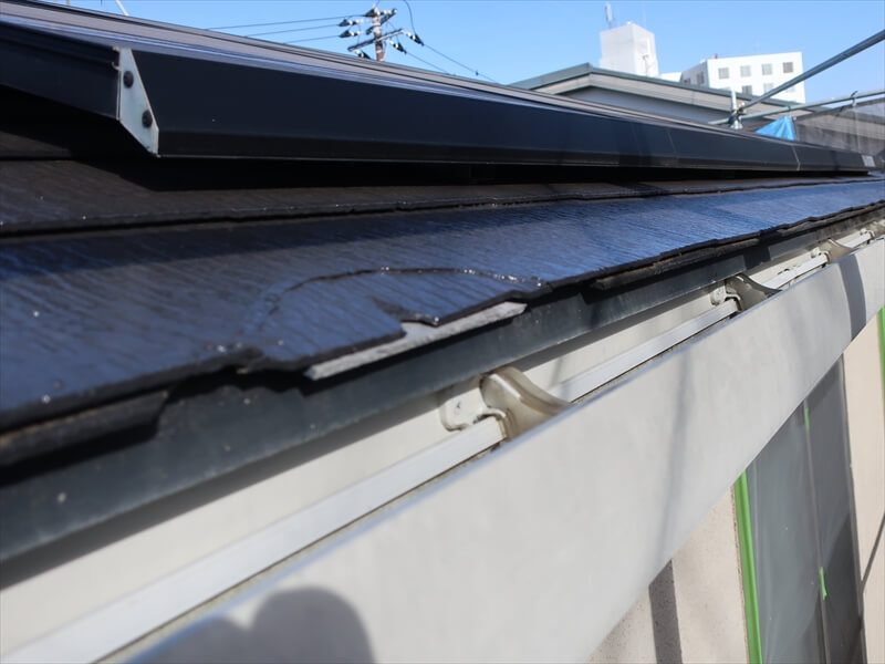 無くなった屋根材の代わりに新しい屋根材を差し込んで、大きさが合っているか確認します。