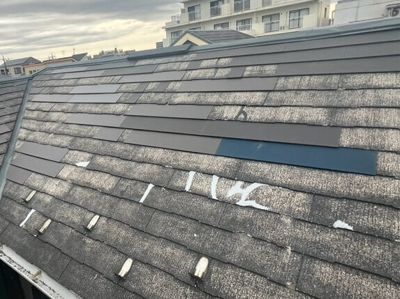 痛みの激しい部分に板金を差し込み、部分的にコーキングでひび割れを埋めています。