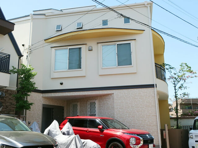 汚れの目立つ塀を濃い色に変更した外壁と屋根のリピート塗装｜アート 