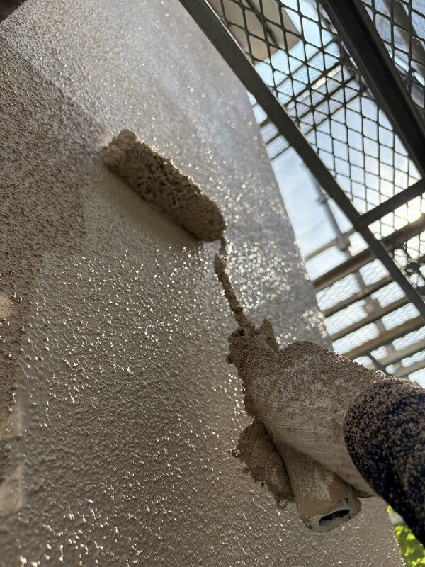 続いて上塗りします。（エスケー化研 アートフレッシュ T-3021）