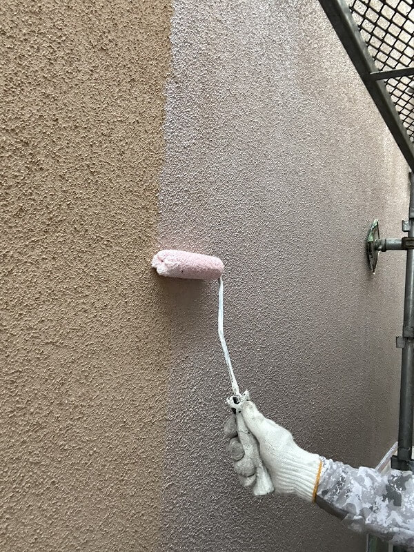 外壁の下塗り開始です。（エスケー化研 水性ミラクシーラーエコ クリヤー）