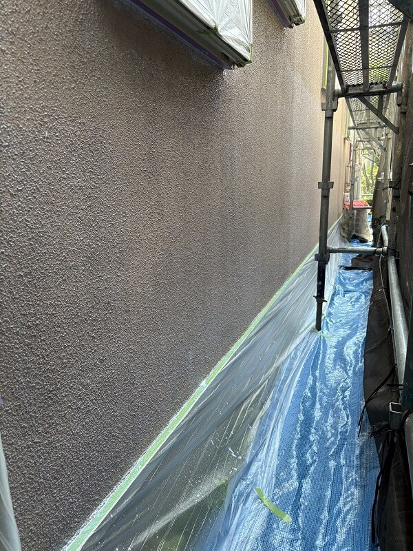 下塗りが完了しました。（エスケー化研 水性ミラクシーラーエコ クリヤー）