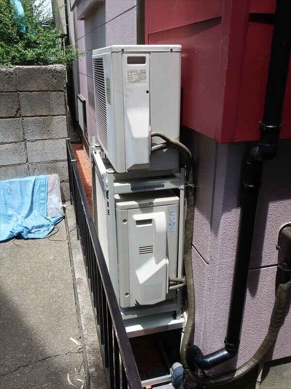室外機が倒れ込まないように室外機ラックや台をしっかりと固定しています。
