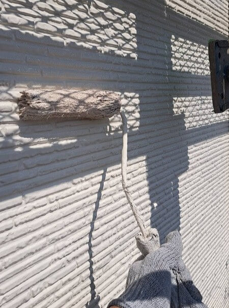 昨日に引き続き、外壁の上塗りをしています。(エスケー化研 クリーンマイルドウレタン 22-85B)