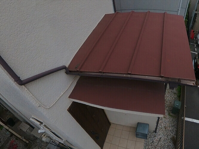 大屋根はカバー工法をしていますが、下屋根はまだしていないため、今回の工事でカバーすることになりました。