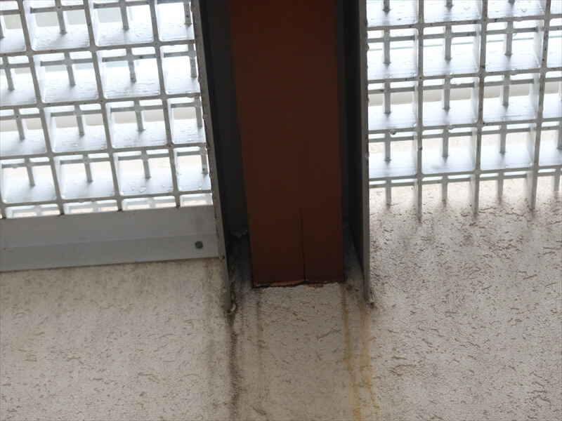 特に梁の根本部分に汚れが目立ちます。