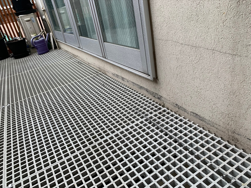 ベランダの壁側の汚れも目立っていました。