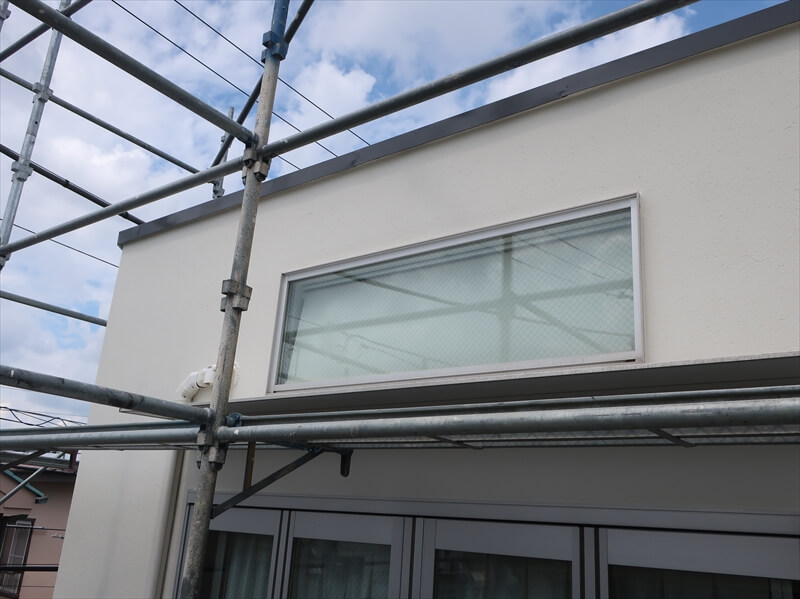 板金部分の出っ張りを多く取り、ケーブルの位置を雨がたまらないように変更しました。
