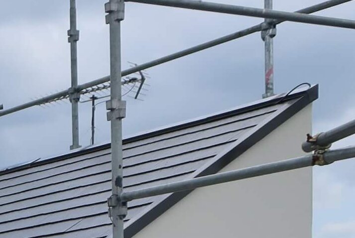 足場を立てて見てみると、テレビのケーブルが板金の中に入り水をせき止めている可能性がありました。