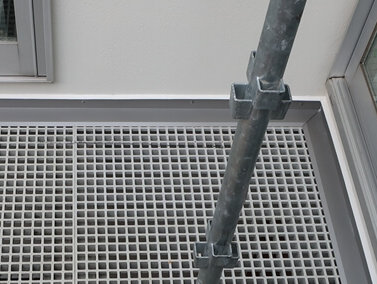外壁の下端に板金で作った水切りを設置して、壁より外側に雨水が落ちるようにしました。