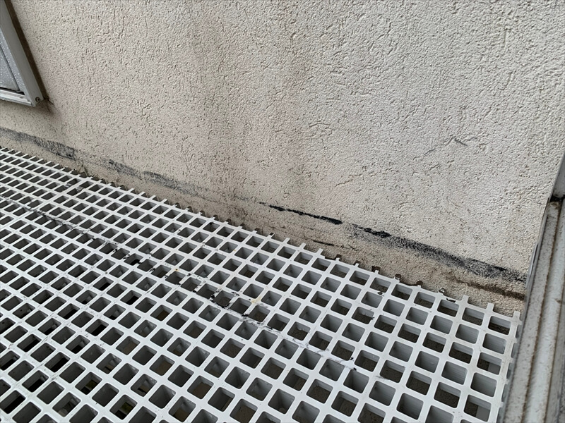 ベランダの格子部分の汚れを防ぐ方法の相談がありました。