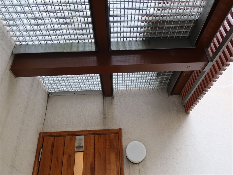 格子下に汚れが雨水とともに伝わるので、線状の汚れになっています。