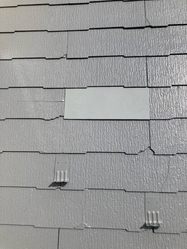 割れた屋根材の上に同じサイズの板金でカバーしました。