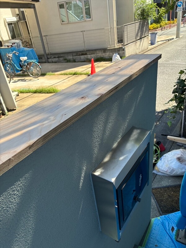 笠木を作ることで、塀のてっぺんに落ちた雨が流れ落ちないようにします。まずは土台に木の板を取り付けます。