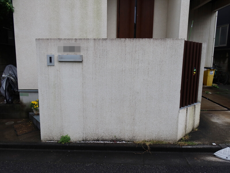 玄関前の塀は笠木がついていないため、全体的に上から下へと汚れがついています。