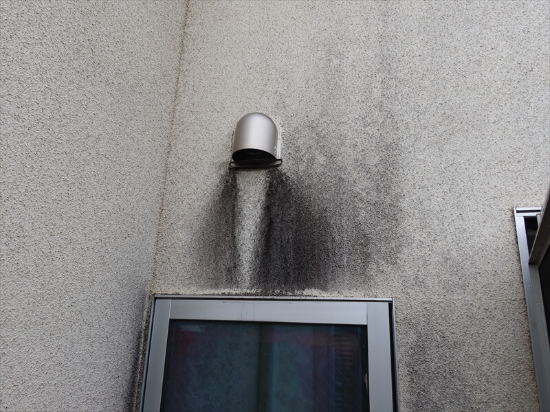 換気口からの排気は油分を含んで汚れやすいことが多いです。
