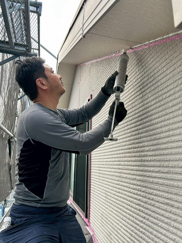 コーキングは一度取り除き、新しいものをしっかりと打ち込みます。