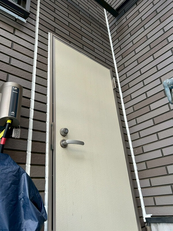 サイディングボード同士の境目やドア・窓のサッシまわりを丁寧に作業します。