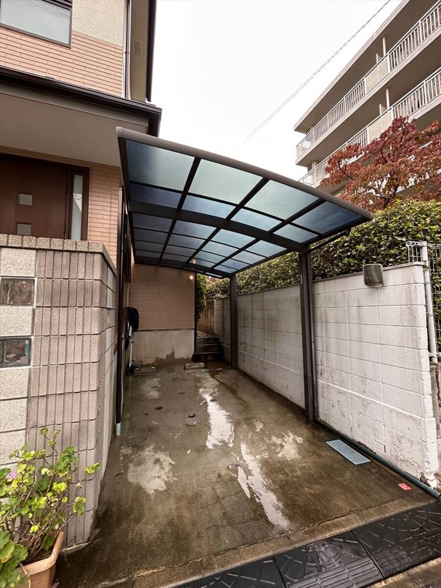 地面に落ちた汚れを洗い流して取り付け完了です。