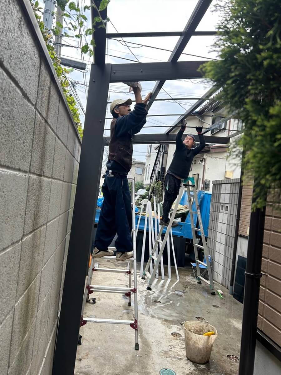 取り付け前にカーポートを水洗いしています。