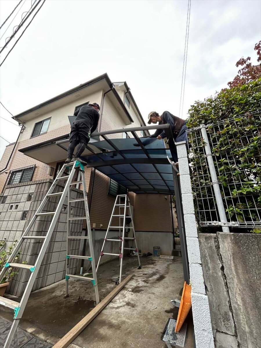 パネル部分も丁寧に手洗いしています。雨樋の土や苔もきれいに洗い流しました。