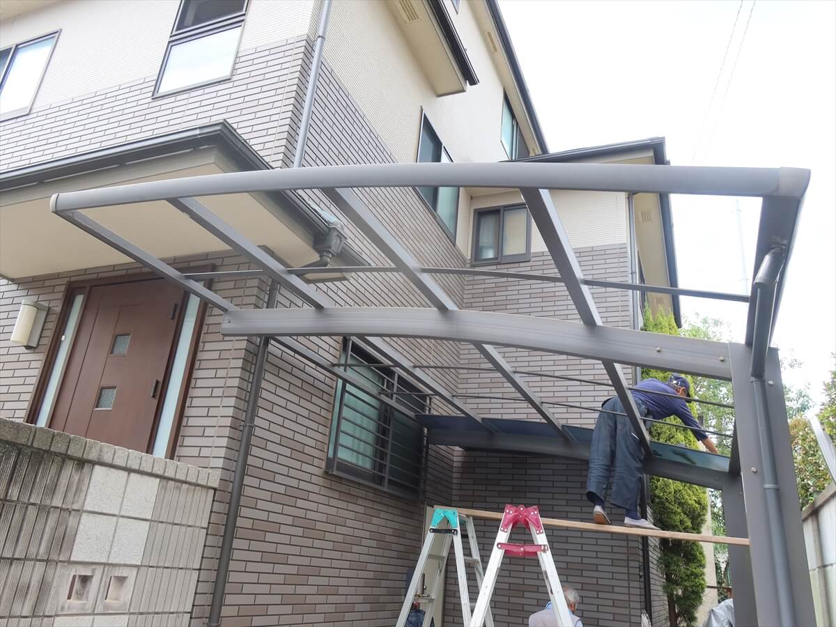 足場が建てられないため、カーポートの屋根を取り外しています。