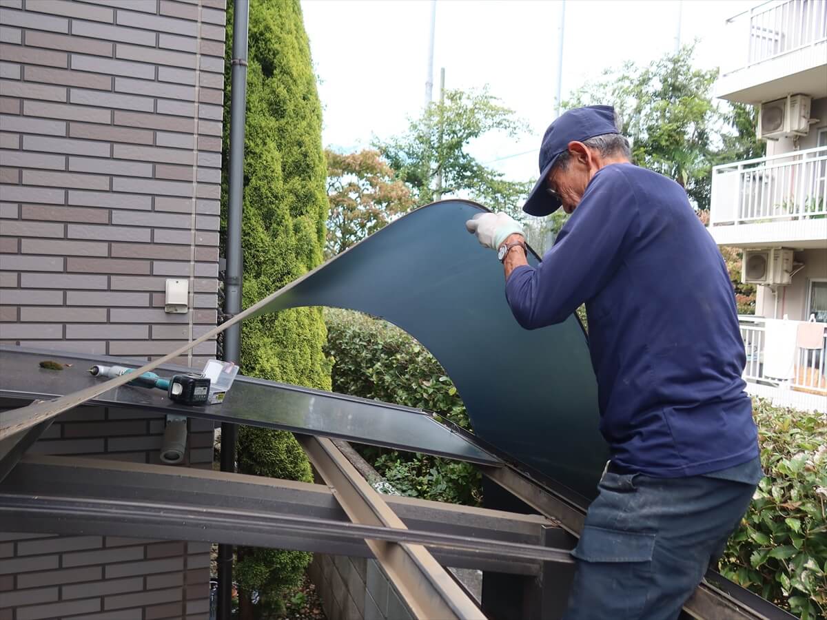 ビスを外して１枚ずつ丁寧に取り外していきます。