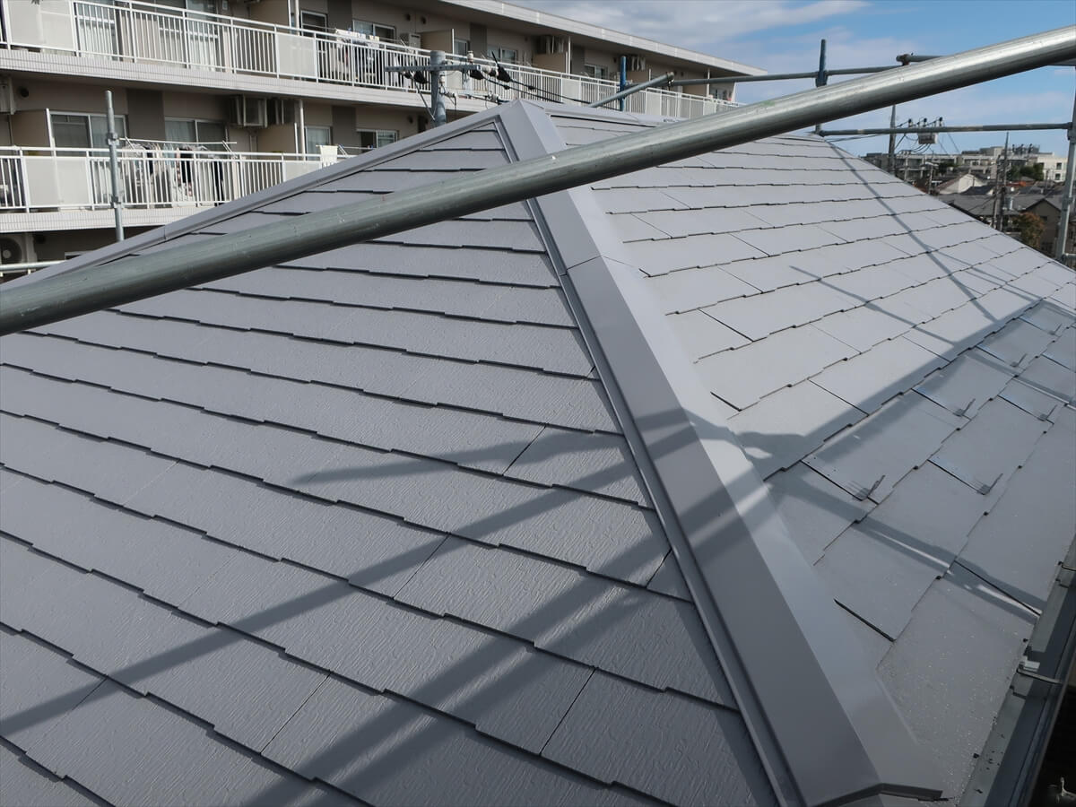 屋根は、暑くなりやすい３階に遮熱効果のある薄めのグレーで仕上げました。