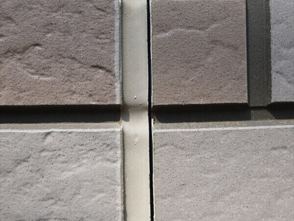 外壁のシール部分が壁から剥がれています。