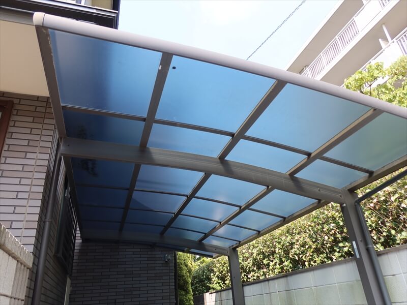 カーポートの屋根が外壁に近いため、屋根部分の取り外しが必要です。