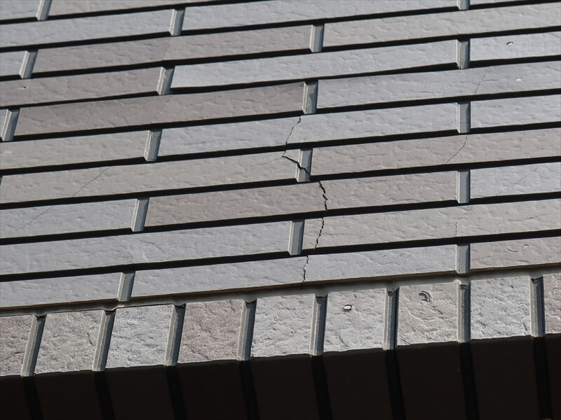 外壁にひび割れが入っていました。