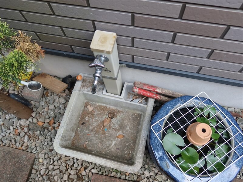 金魚鉢は洗浄等で汚れた水が入るため注意が必要です。