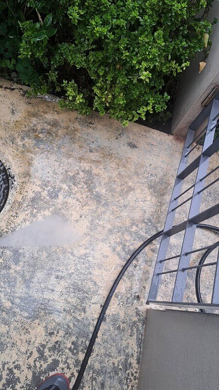 お客様が塗装した床は塗装がはがれてきているため、高圧洗浄でしっかりと洗い流します。