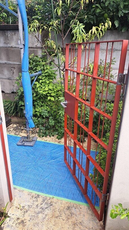 鉄部はケレンをした後に錆止め剤を塗装します。