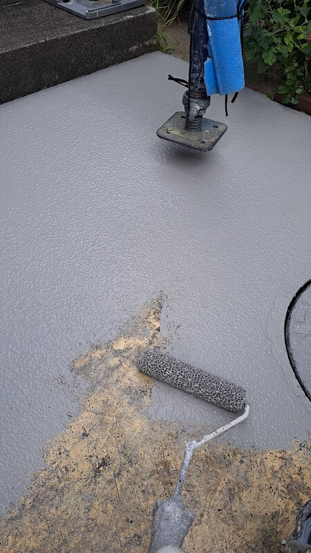 足場がある部分は一時的に持ち上げて作業しました。（関西パテ化工 セルコートS ダークグレー）