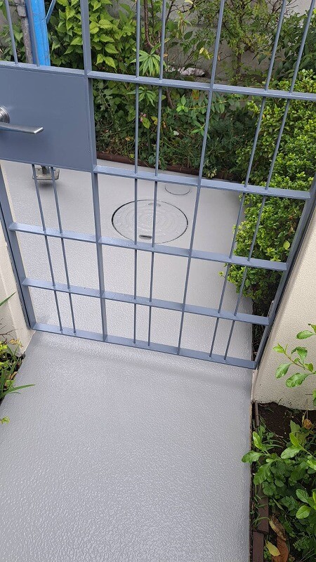 雨水桝の蓋等も塗装されていたので、こちらもきれいに塗装しました。（関西パテ化工 セルコートS ダークグレー）