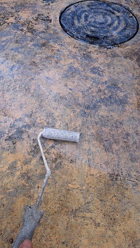 密着を高めるためにしっかりと下塗り材を塗装します。（エスケー化研 水性ミラクシーラーエコ クリヤー）