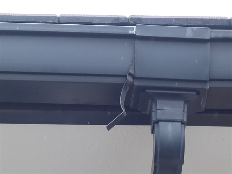雨樋の接続部分の部品が取れかかっていました。