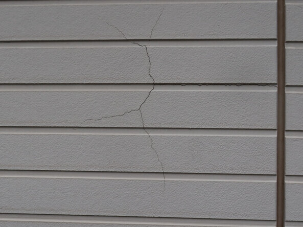 壁にはヒビが入っている部分がありました。