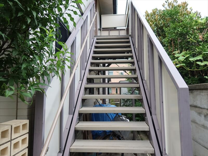 前回の工事後に手すりが取り付けられた関係で、塗装できない場所ができていました。