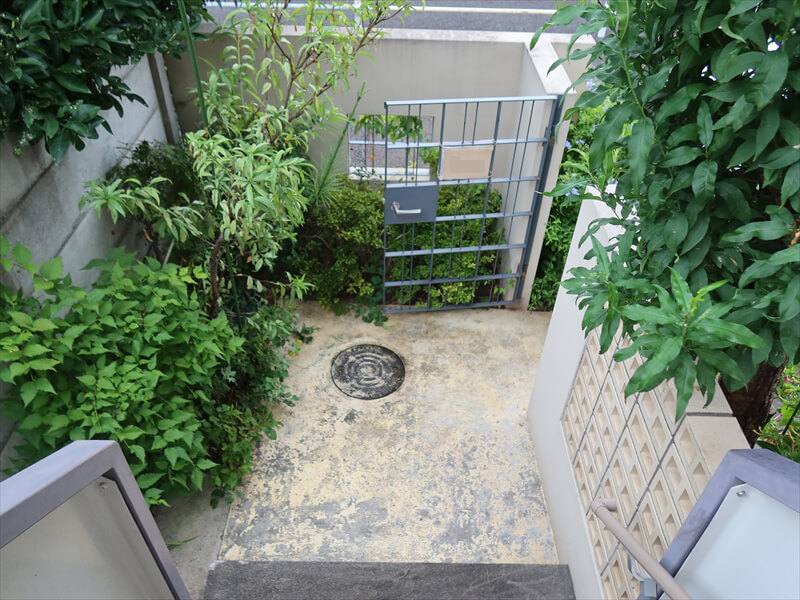 お客様が塗装した床面がはがれてきているので、新しく塗装することになりました。