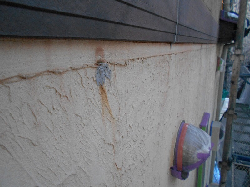 配管類を取り除いた後のビス穴や剥がれはコーキングで埋めています。