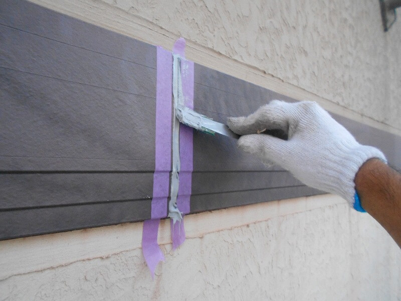 飾り板の継ぎ目部分が隙間が空いていたのでコーキングで埋めました。