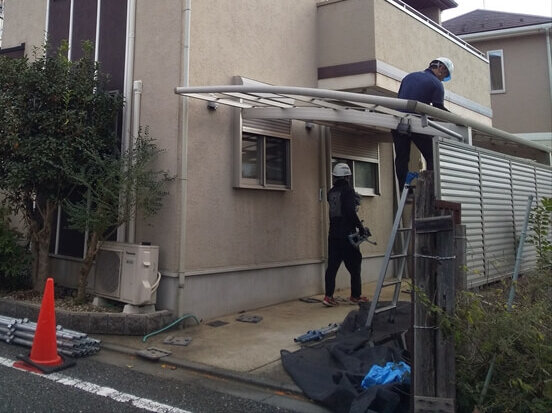 カーポートの屋根は足場の設置・撤去に合わせて脱着しました。