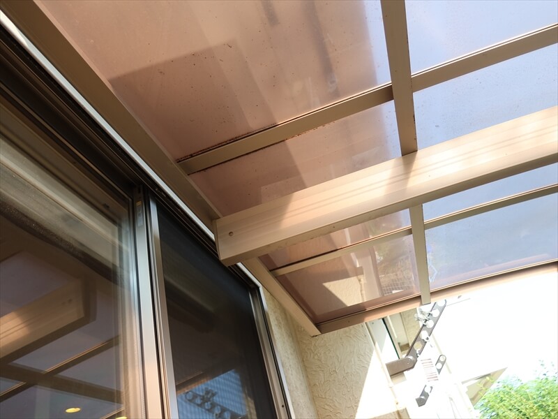 カーポートの屋根が外壁にかなり近いので、そのままでは足場を建てる隙間がありません。