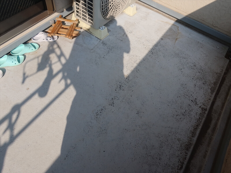 ベランダに大きなひび割れや剥がれはありませんでしたが、表面は劣化が見られました。